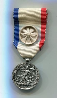 médaille d'argent avec un ruban rouge, blanc et bleu sur fond blanc