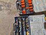 a lot of tools sitting on the floor next to each other