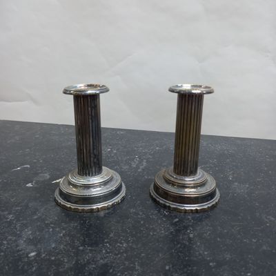 Paire de BOUGEOIRS à la financière en bronze argenté.