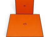 deux boîtes orange bordées de noir sur fond blanc
