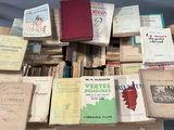 un grand nombre de livres posés sur une table