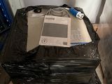 un tas d'appareils électroniques posé sur un sac noir