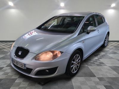 la voiture argentée est garée dans le garage sur le sol en damier
