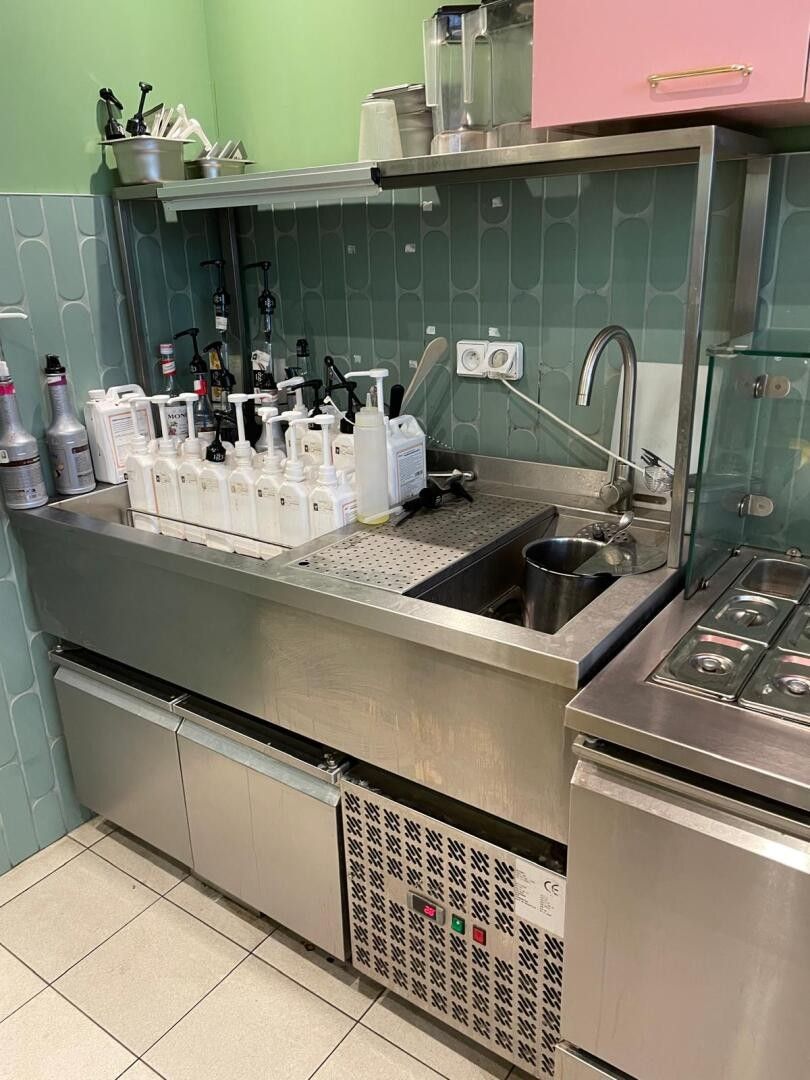 Module réfrigéré avec bar en partie haute et deux portes ino…