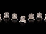 un ensemble de six cloches en verre transparent sur fond noir