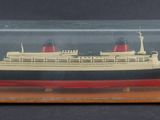 une photo d'une maquette de bateau dans une vitrine