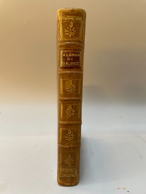 un vieux livre posé sur une table blanche