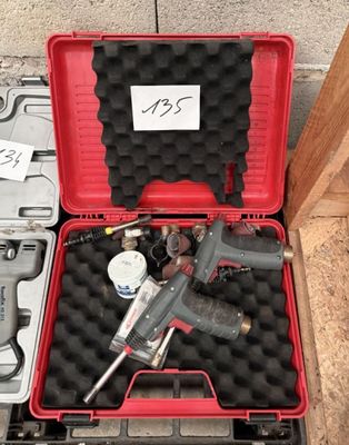 une boîte à outils contenant des outils, posée sur le sol