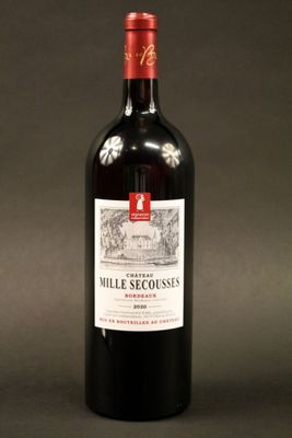 une bouteille de vin posée sur une table