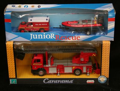 un camion de pompiers et un bateau miniatures dans une boîte, sur fond noir