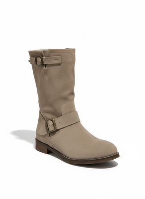 un gros plan sur une paire de bottes sur fond blanc