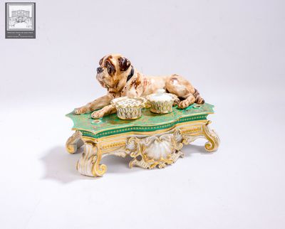 une figurine représentant un chien allongé sur une table