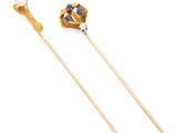 une paire de broches en forme de bâtonnets, en or et saphir