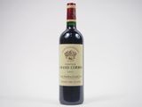 une bouteille de vin posée sur une table