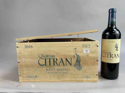 une bouteille de vin posée à côté d'une caisse en bois