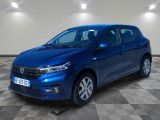 une voiture bleue est garée dans une pièce au sol à carreaux