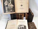 plusieurs vieux livres sont empilés sur une table