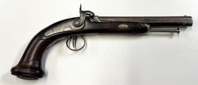 une vieille arme exposée sur un mur