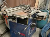 une photo d'une scie circulaire de table dans un garage