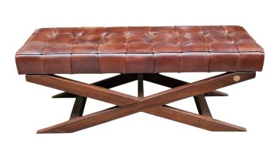 banquette en cuir marron avec des pieds en croix sur fond blanc