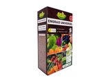 une boîte contenant un assortiment de fruits et légumes sur fond blanc