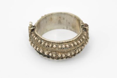 Bracelet circulaire rigide à décor gravé composé d'une doubl…