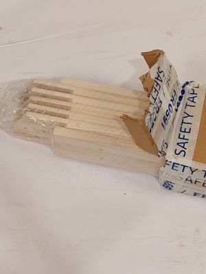 une boîte de brosses à dents posée sur une surface blanche