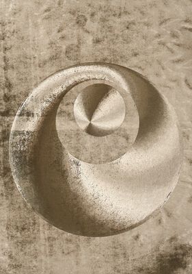 une photo en noir et blanc représentant une sculpture d'un objet circulaire