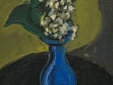un tableau représentant un vase bleu contenant des fleurs blanches