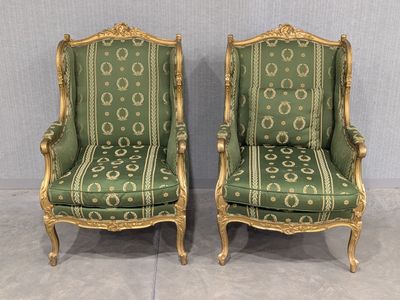 paire de fauteuils peints en vert et or, avec des finitions dorées