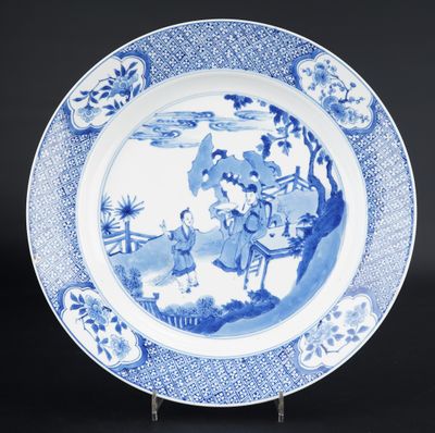 une assiette bleue et blanche sur laquelle figure l'image d'un homme à cheval
