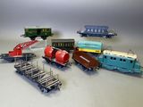 plusieurs petits trains sont alignés sur une surface blanche
