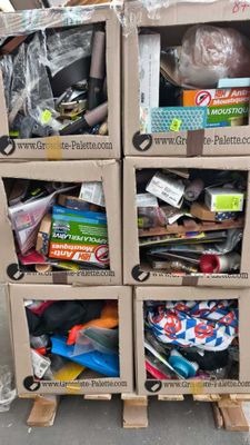 plusieurs cartons empilés les uns sur les autres sur une palette