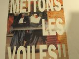 une affiche accrochée au mur d'un immeuble sur laquelle on peut lire « Meltons Les Volles »