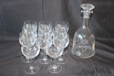 11 verres à pied et carafe, en verre, à décor de fleurs