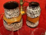 deux vases posés sur une table avec des tasses