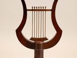 une table en bois sur laquelle est posé un instrument de musique