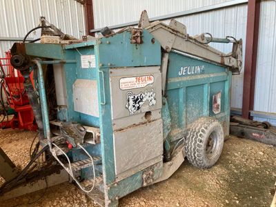 un camion-benne bleu qui est garé dans la poussière