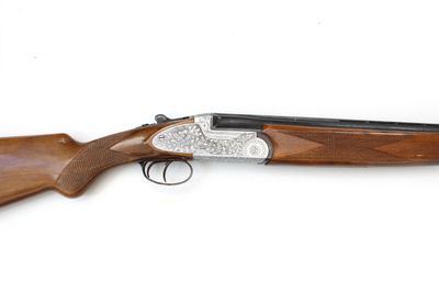 un fusil de chasse avec un manche en bois sur fond blanc