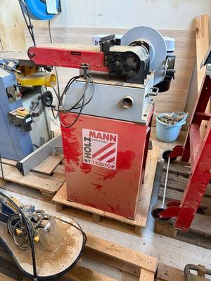 une machine posée sur une palette dans une pièce