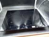 une plaque de cuisson noire équipée de deux feux