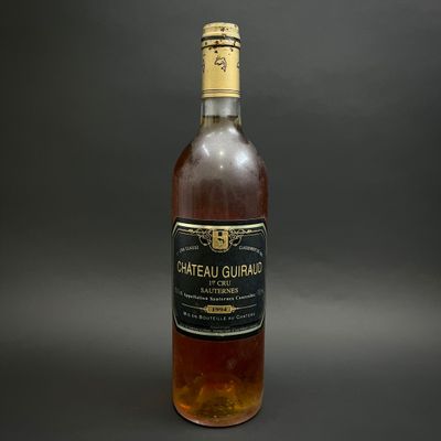 une vieille bouteille de vin posée sur une table