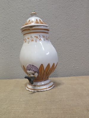 un vase blanc et doré posé sur une table