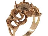un gros plan d'une bague en or ornée d'un dragon