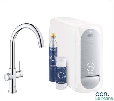 le robinet est à côté du robinet et d'une bouteille d'eau