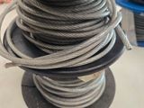 un gros plan d'une bobine de fil métallique posée sur une table