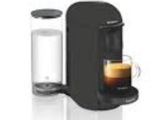 une machine à café noir avec une tasse de café à côté