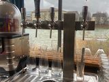 un évier avec un robinet et plusieurs verres posés dessus