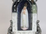 une statue de la Vierge Marie dans une vitrine