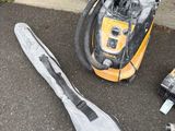 un aspirateur jaune et noir ainsi que d'autres outils posés par terre